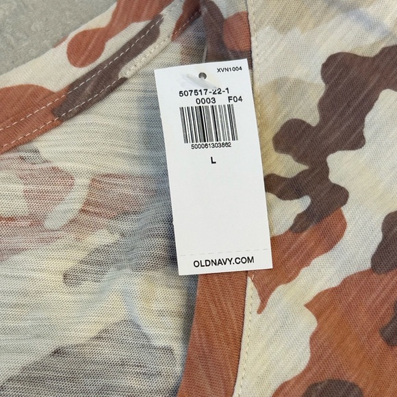 NWT Old Navy EveryWear Printed V-Neck T-Shirt - Picture 9 of 10